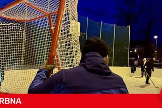 Část bruslařů v Chrastavě si stěžuje na neuklizený led. To není úkol hasičů, říká starosta